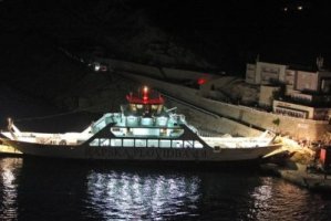 Jablanac, 17. kolovoza 2011. - trajekt 'Barbat' na mjestu nasukanja neposredno uz pristanište